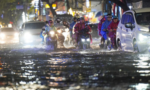 Heavy rain floods central Da Nang streets