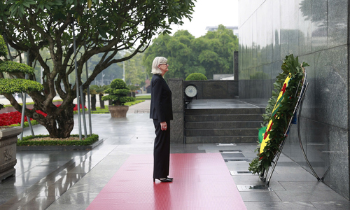 Australian governor-general pays respects at Ho Chi Minh Mausoleum