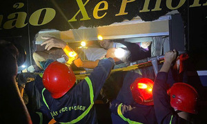 Police rescue 12 trapped passengers from crashed bus