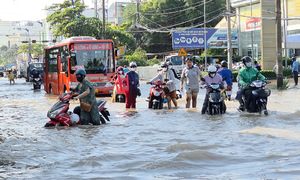 High tide floods several Can Tho streets