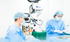 Can cataracts after retinal detachment surgery be treated?