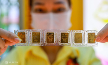 Domestic gold prices drop 1 million VND