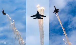Pilots soar over Ba Dinh during national day celebrations