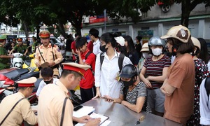 Hundreds of parents and students penalized for traffic violations in Hanoi
