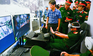 General Phan Van Giang experiences Truong Son driving simulation with AR glasses