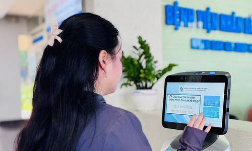 Robot greets, guides patients at Gia Dinh People's Hospital