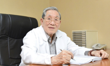 91-year-old doctor receives lifetime achievement award