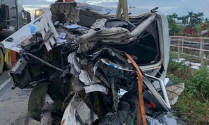 Steel truck collision causes major traffic jam on national highway 5