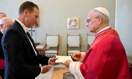 US ambassador gifts pope with hometown birthday cake