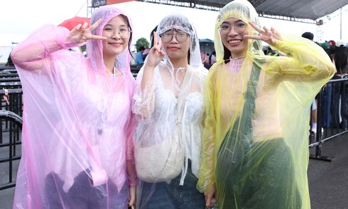 Gen Z braves rain for 'Em xinh say hi' concert