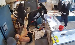 40-second smash-and-grab robbery at Kim Hung jewelry store in California