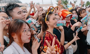 Fans ignite excitement at 'Em xinh say hi' concert rehearsal