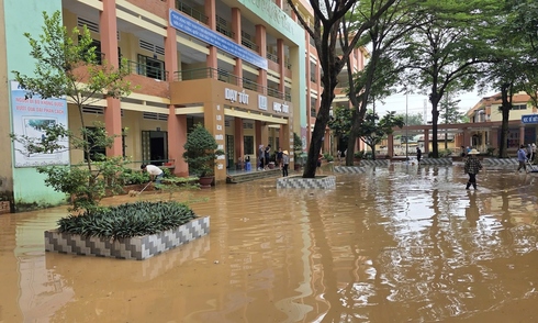 2,700 students miss school due to sudden flooding