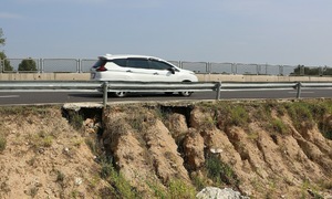 Erosion damages Vinh Hao - Phan Thiet expressway