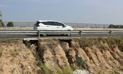 Erosion damages Vinh Hao - Phan Thiet expressway