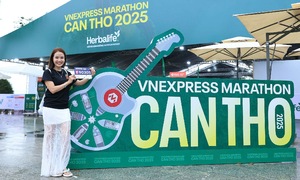 Giant guitar draws runners to Can Tho marathon expo