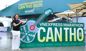 Giant guitar draws runners to Can Tho marathon expo