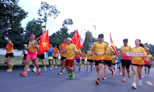 Can Tho runners warm up, welcoming VnExpress Marathon