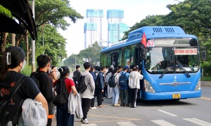Students struggle to catch buses to university