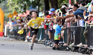 2,000 children run along the Hau river