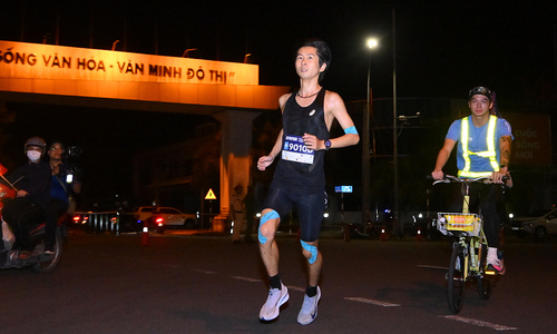 Japanese runner wins Can Tho marathon with unique 'penguin' style