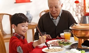 Signs your child lacks table manners