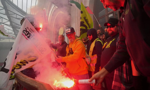 Travel warnings issued as protests disrupt France