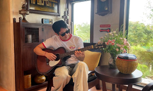Tourists surprised and delighted by Hanoi's 'five gates' cultural train