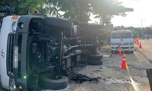 Truck overturns on Lam Dong highway, killing one
