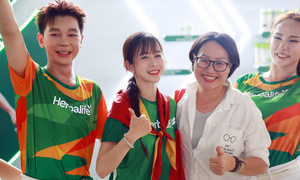 Chau Tuyet Van joins Herbalife Vietnam in supporting runners at VnExpress Marathon Can Tho