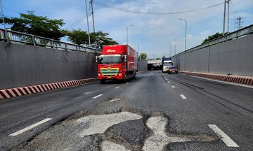 Potholes plague Saigon's southern gateway tunnel