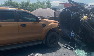 Four-vehicle collision on Cau Gie-Ninh Binh expressway