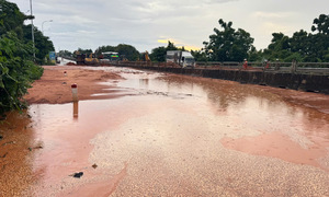 Red sand floods national highway 1 through Lam Dong province after heavy rain