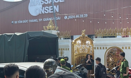 Police raid largest karaoke bar in Quang Ngai, arresting nearly 100 people