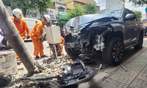 Car crashes into motorcycles in Ho Chi Minh City, injuring 3