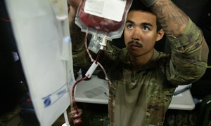US soldiers practice being 'walking blood banks'