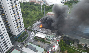 Massive fire engulfs scrapyard near residential area in Thuan An