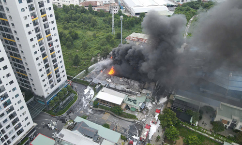 Massive fire engulfs scrapyard near residential area in Thuan An