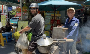 Foreign tourists 'hunt' the hot 'banh bao' calls in Vietnam