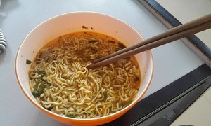 Does eating instant noodles harm kidneys?