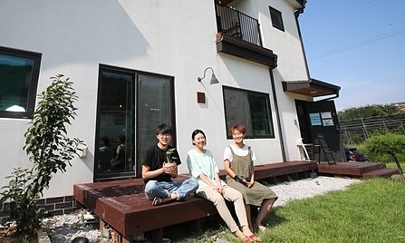 Young Koreans 'date' by touring apartments they can't afford