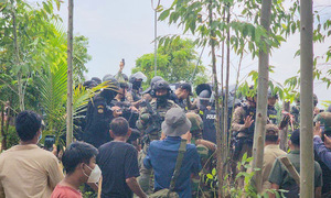 Thai soldiers fire rubber bullets at Cambodian protesters at border