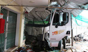 Truck crashes into Quang Tri border market, killing 3