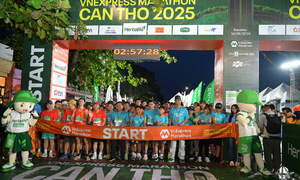 Runners stride on the flat course of VM Can Tho