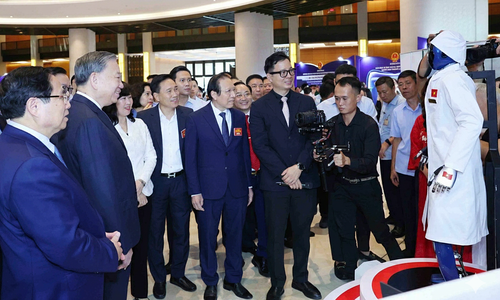 Vinmec unveils 'made in Vietnam' medical robot