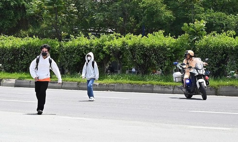 Pedestrians fined for jaywalking in Ho Chi Minh City