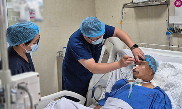 Deputy health minister aids accident victim on Nhat Tan bridge