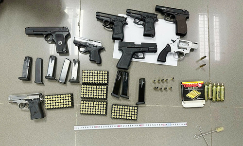 Smuggling guns and ammunition from abroad for sale