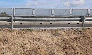 Erosion on Vinh Hao - Phan Thiet Expressway caused by removal of water barriers