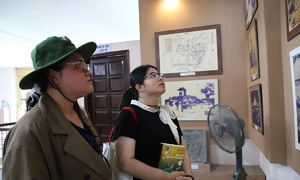 Young Vietnamese flock to Quang Tri Citadel to honor fallen soldiers